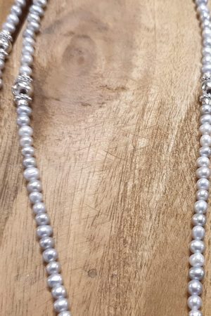 stilvolle graue Perlenkette lang